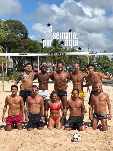 Grupo de participantes na quadra de areia em publicação da FUT.VECO.