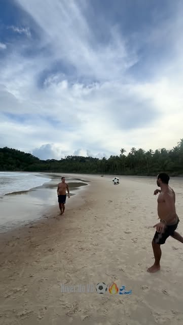 Prática de altinha na praia em quadro de vídeo publicado por @altinhaemitacare.